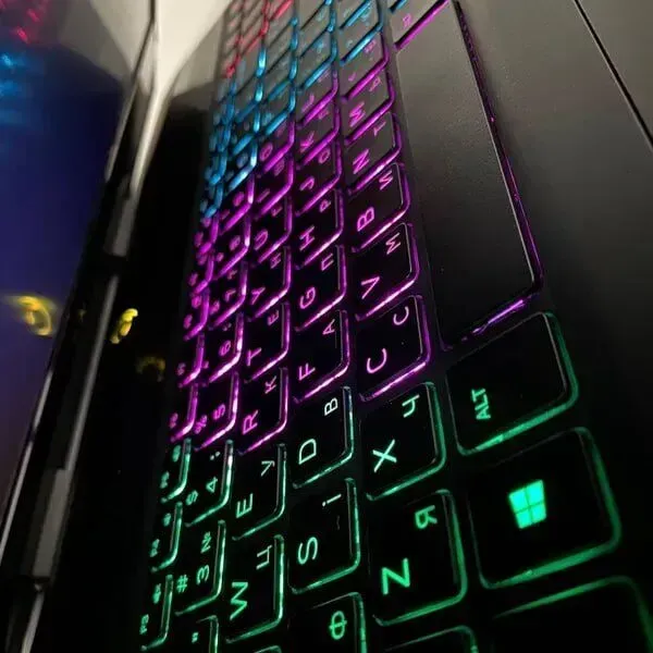 Ігровий ноутбук Б-клас Dell Alienware m15 / 15.6" (1920x1080) IPS / Intel Core i7-8750H (6 (12) ядер по 2.2 - 4.1 GHz) / 16 GB DDR4 / 512 GB SSD / nVidia GeForce GTX 1070 Max-Q, 8 GB GDDR5, 256-bit / WebCam / HDMI б/в - зображення 7