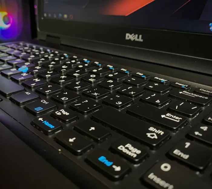 Мобільна робоча станція Dell Precision 3520 / 15.6" (1920x1080) TN / Intel Core i7-6820HQ (4 (8) ядра по 2.7 - 3.6 GHz) / 8 GB DDR4 / 256 GB SSD / nVidia Quadro M620, 2 GB GDDR5, 128-bit / WebCam б/в - зображення 4