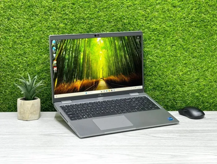 Ультрабук Б-клас Dell Latitude 5520 / 15.6" (1920x1080) IPS / Intel Core i5-1145G7 (4 (8) ядра по 2.6 - 4.4 GHz) / 32 GB DDR4 / 512 GB SSD M.2 / Intel Iris Xe Graphics / WebCam / Win 11 Pro б/в - зображення 2