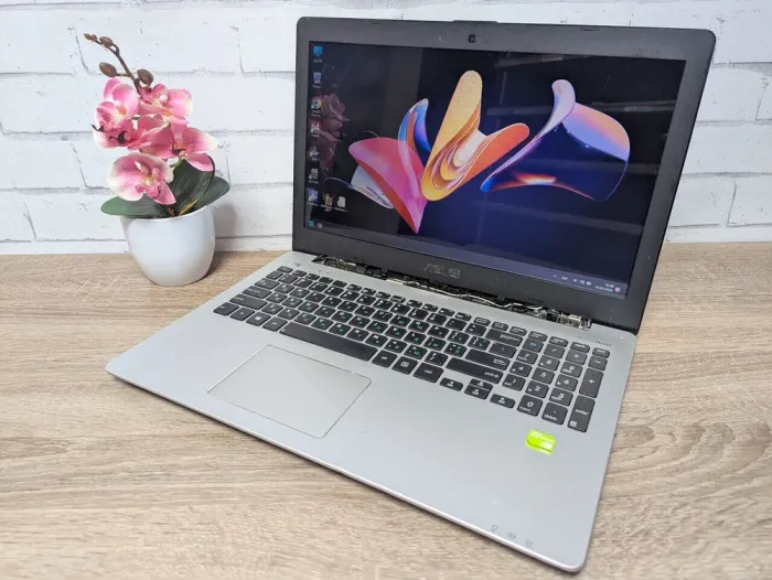 Ноутбук Б-клас Asus R553L / 15.6" (1366x768) TN / Intel Core i7-4500U (2 (4) ядра по 1.8 - 3.0 GHz) / 12 GB DDR3 / 360 GB SSD / nVidia GeForce GT 840M, 2 GB GDDR3, 64-bit / WebCam / DVD-ROM б/в - зображення 5