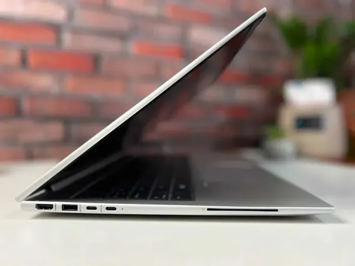 Ультрабук HP EliteBook 865 G9 / 16" (1920x1200) IPS / AMD Ryzen 5 PRO 6650U (6 (12) ядер по 2.9 - 4.5 GHz) / 16 GB DDR4 / 256 GB SSD M.2 / AMD Radeon 660M Graphics / WebCam / Win 11 Pro б/в - зображення 4