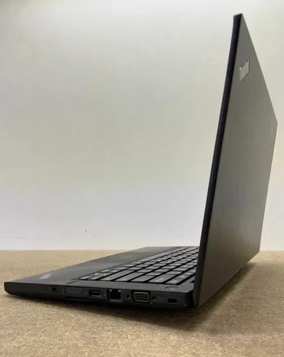 Ноутбук Lenovo ThinkPad T440s / 14" (1600x900) TN / Intel Core i7-4600U (2 (4) ядра по 2.1 - 3.3 GHz) / 12 GB DDR3 / 480 GB SSD / Intel HD Graphics 4400 / WebCam / VGA б/в - зображення 4