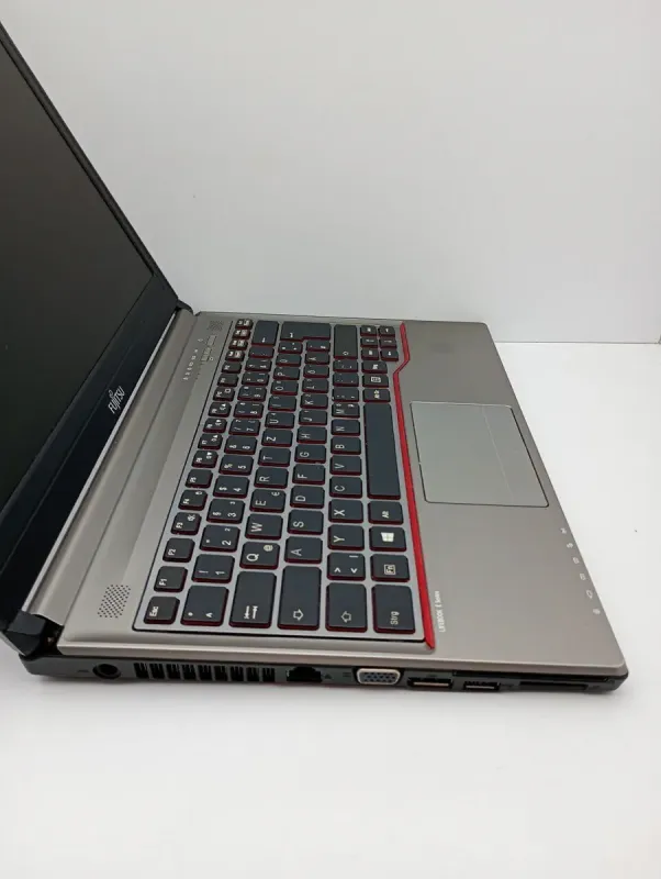 Ноутбук Fujitsu Lifebook E736 / 13.3" (1366x768) TN / Intel Core i5-6300U (2 (4) ядра по 2.4 - 3.0 GHz) / 4 GB DDR4 / 120 GB SSD / Intel HD Graphics 500 / WebCam б/в - зображення 5