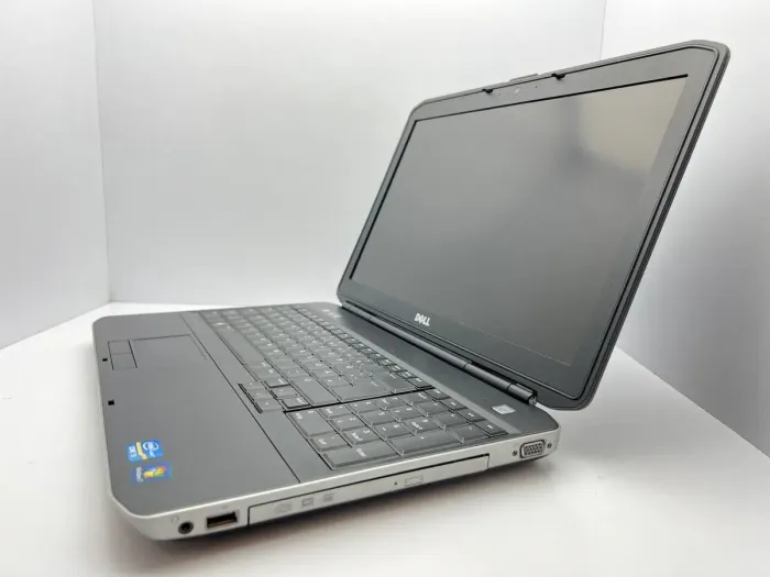 Ноутбук Dell Latitude E5530 / 15.6" (1920x1080) IPS / Intel Core i3-2350M (2 (4) ядра по 2.3 GHz) / 6 GB DDR3 / 640 GB HDD / Intel HD Graphics 3000 / WebCam / АКБ не тримає б/в - зображення 4