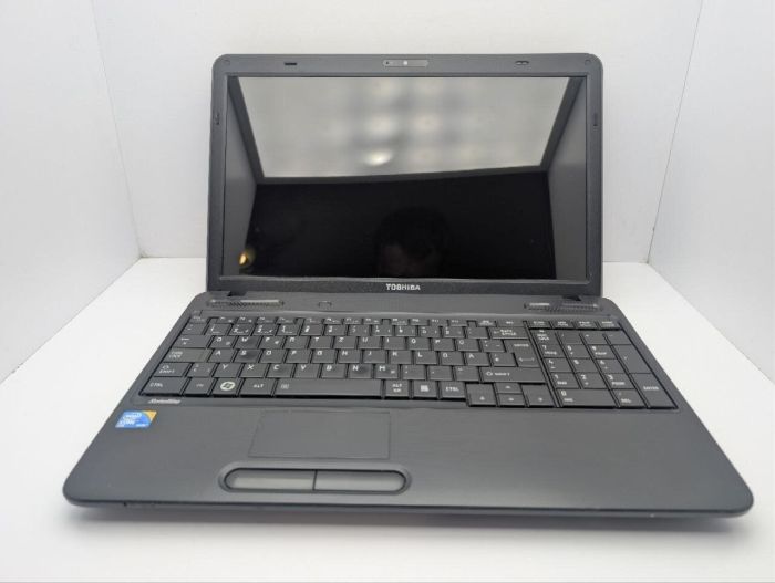 Ноутбук Toshiba Satellite C650 / 15.6" (1366x768) TN / Intel Pentium T4500 (2 (4) ядра по 2.3 GHz) / 6 GB DDR3 / 320 GB HDD / Intel HD Graphics / WebCam / DVD-ROM б/в - изображение 3