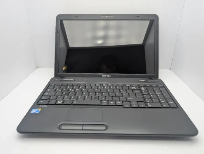 Ноутбук Toshiba Satellite C650 / 15.6" (1366x768) TN / Intel Pentium T4500 (2 (4) ядра по 2.3 GHz) / 6 GB DDR3 / 320 GB HDD / Intel HD Graphics / WebCam / DVD-ROM б/в - зображення 3