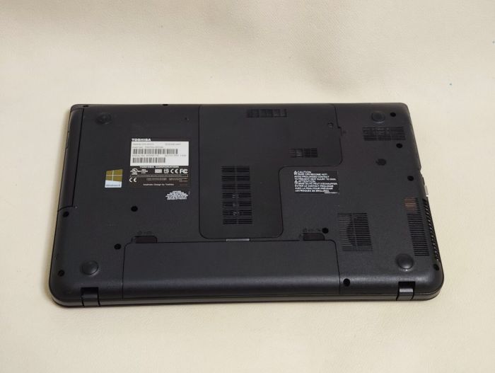 Ноутбук Toshiba Satellite C55 / 15.6" (1366x768) TN / Intel Core i3-3110M (2 (4) ядра по 2.4 GHz) / 8 GB DDR3 / 128 GB SSD / Intel HD Graphics 4000 / WebCam / DVD-ROM б/в - зображення 8