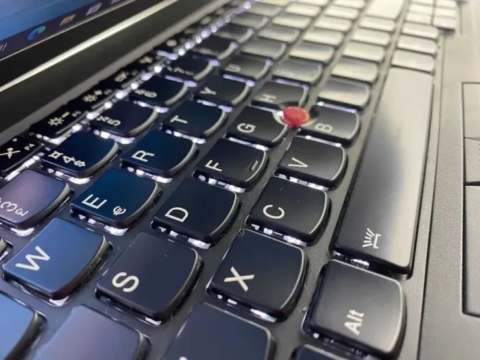 Ноутбук Lenovo ThinkPad T460 / 14" IPS / Intel Core i5-6300U (2(4) ядра по 2.4-3 GHz) / 8GB DDR3 / 128GB SSD / HD Graphics 520 / WebCam / HDMI / Win 10 б/в - зображення 3