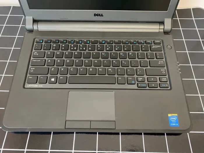 Ультрабук Б-клас Dell Latitude 3340 / 13.3" (1366x768) TN / Intel Core i3-4010U (2 (4) ядра по 1.7 GHz) / 4 GB DDR3 / 500 GB HDD / Intel HD Graphics 4400 / WebCam / HDMI / miniDP б/в - зображення 4