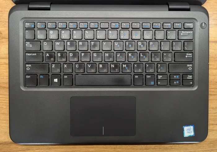 Ноутбук Dell Latitude 3300 / 13.3" (1366x768) TN / Intel Core i5-8250U (4 (8) ядра по 1.6 - 3.4 GHz) / 8 GB DDR4 / 256 GB SSD / Intel HD Graphics 620 / WebCam / Windows 10 б/в - зображення 3