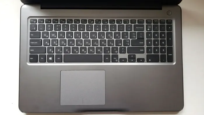 Ноутбук Dell Inspiron 15 5567 / 15.6" (1920x1080) IPS / Intel Core i5-7200U (2 (4) ядра по 2.5 - 3.1 GHz) / 8 GB DDR4 / 500 GB SSD / Intel HD Graphics 620 / WebCam / DVD-RW б/в - зображення 3