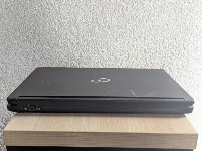 Ноутбук Б-клас Fujitsu LifeBook E556 / 15.6" (1920x1080) TN / Intel Core i7-6500U (2 (4) ядра по 2.5 - 3.1 GHz) / 16 GB DDR4 / 360 GB SSD / Intel HD Graphics 520 / WebCam б/в - зображення 10