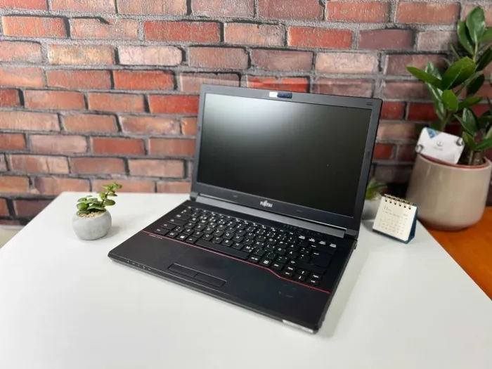 Ноутбук Fujitsu LifeBook E546 / 14" (1366x768) TN / Intel Core i3-6100U (2 (4) ядра по 2.3 GHz) / 8 GB DDR4 / 256 GB SSD / Intel HD Graphics 520 / WebCam б/в - зображення 3