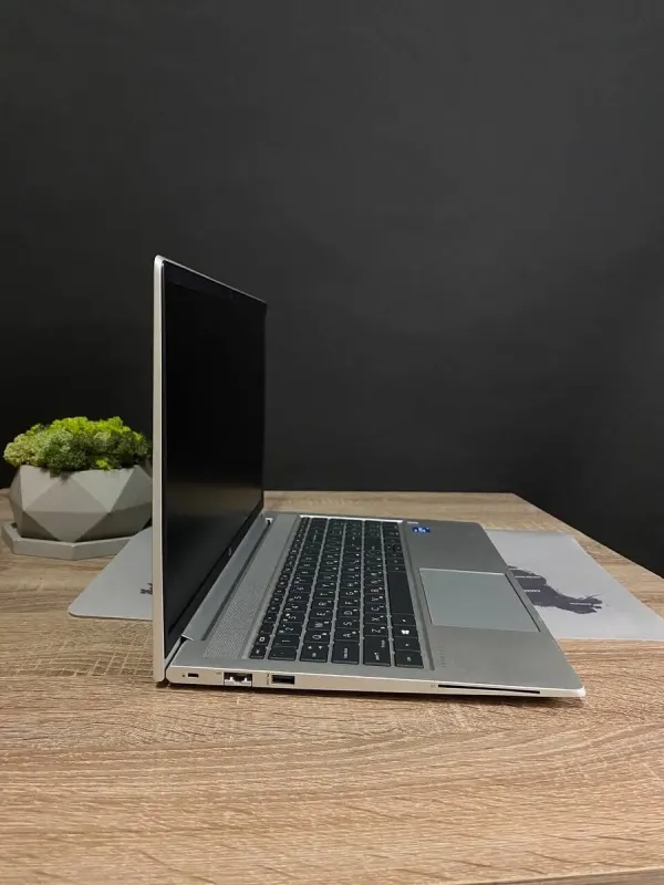 Ультрабук HP EliteBook 650 G8 / 15.6" (1920x1080) TN / Intel Core i5-1145G7 (4 (8) ядер 4.4 GHz) / 16 GB DDR4 / 256 GB SSD / Intel Iris Xe Graphics / WebCam / Win 10 б/в - зображення 4