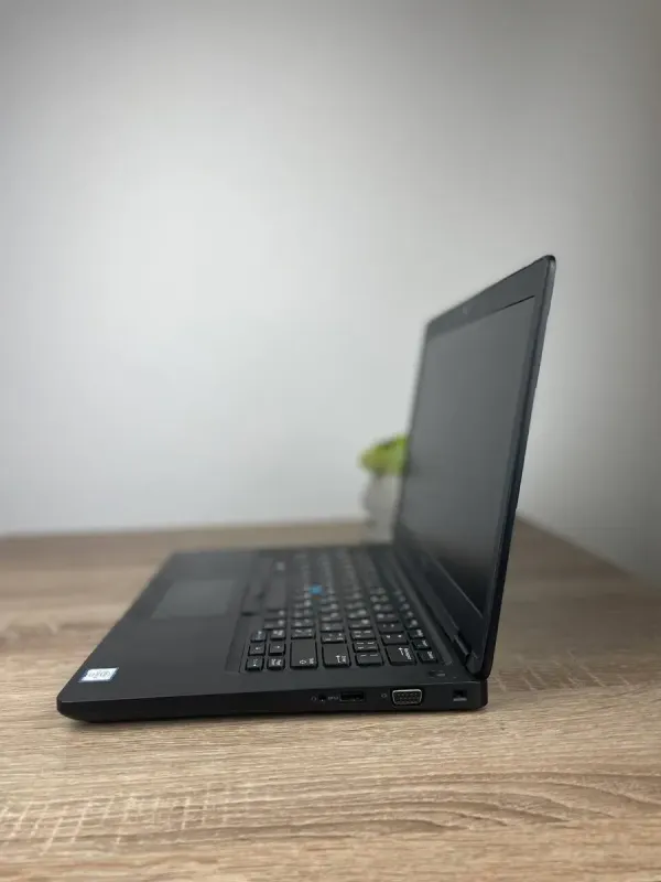 Ультрабук Dell Latitude 5480 / 14" (1920x1080) TN / Intel Core i5-6300U (2 (4) ядра по 2.4 - 3.0 GHz) / 8 GB DDR4 / 256 GB SSD / Intel HD Graphics 520 / WebCam / Win 10 б/в - зображення 5