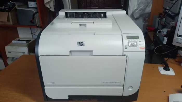 Принтер HP Color LaserJet CP2025dn / Лазерний кольоровий друк / 600x600 dpi / A4 / 21 стор/хв / Ethernet, USB 2.0 / Дуплекс б/в - зображення 2