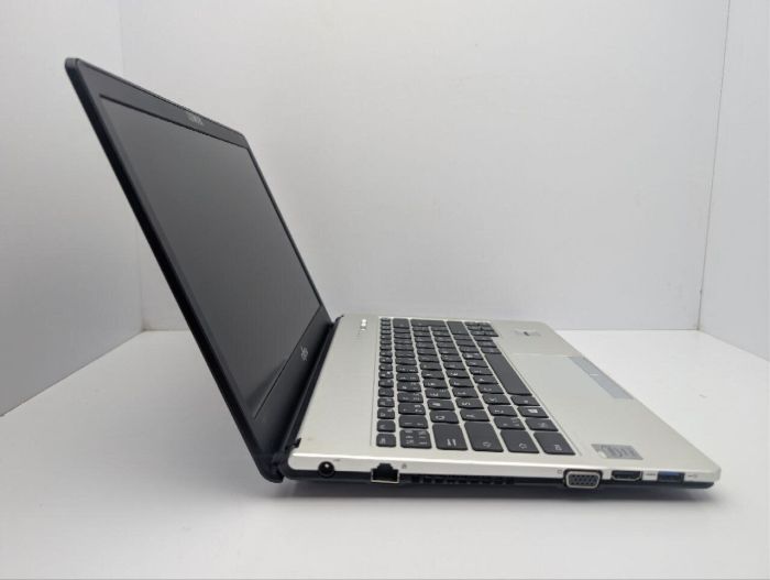 Ультрабук Fujitsu LifeBook S935 / 13.3" (1920x1080) IPS / Intel Core i5-5200U (2 (4) ядра 2.2 - 2.7 GHz) / 8 GB DDR3 / 256 GB SSD / Intel HD Graphics 5500 / WebCam б/в - изображение 4