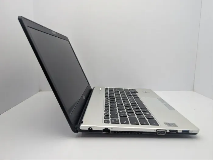 Ультрабук Fujitsu LifeBook S935 / 13.3" (1920x1080) IPS / Intel Core i5-5200U (2 (4) ядра 2.2 - 2.7 GHz) / 8 GB DDR3 / 256 GB SSD / Intel HD Graphics 5500 / WebCam б/в - зображення 4