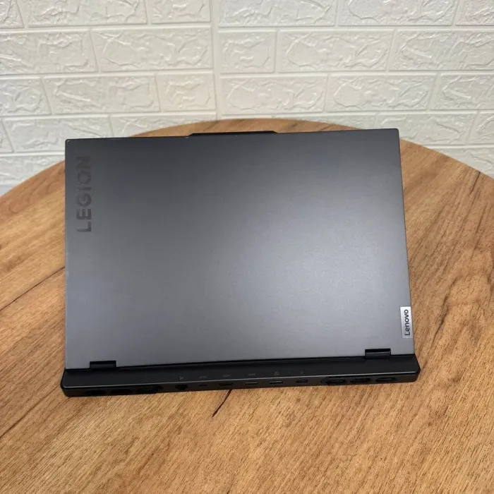 Ігровий ноутбук Lenovo Legion Pro 7 16IRX8H / 16" (2560x1600) IPS / Intel Core i9-13900HX (24 (32) ядра по 3.9 - 5.4 GHz) / 32 GB DDR5 / 2000 GB SSD NVMe / nVidia GeForce RTX 4080, 12 GB GDDR6, 192-bit / WebCam б/в - зображення 3