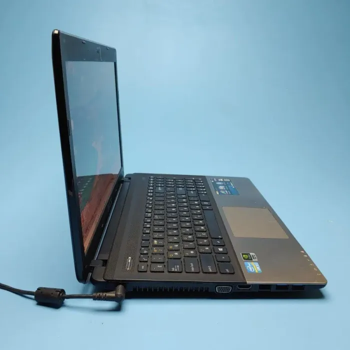 Ноутбук Б-клас Asus K55VD / 15.6" (1366x768) TN / Intel Core i7-3630QM (4 (8) ядра по 2.4 - 3.4 GHz) / 16 GB DDR3 / 512 GB SSD / nVidia GeForce 610M, 2 GB DDR3, 64-bit / WebCam / Win 10 Home б/в - зображення 4