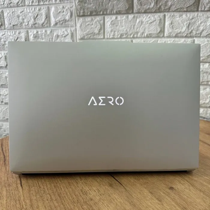 Ігровий ноутбук Gigabyte Aero 16 XE4 / 16" (3840x2400) IPS / Intel Core i7-12700H (14 (20) ядер по 3.5 - 4.7 GHz) / 16 GB DDR4 / 1000 GB SSD / nVidia GeForce RTX 3070 Ti, 8 GB GDDR6, 256-bit / WebCam б/в - зображення 3