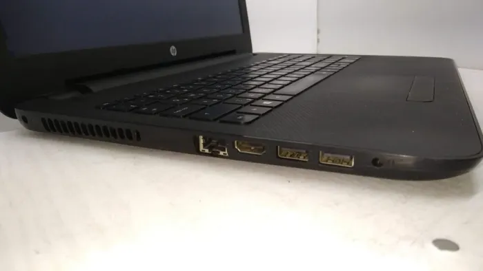 Ноутбук Б-клас HP 15-af130ur / 15.6" (1366x768) TN / AMD E1-6015 (2 ядра по 1.4 GHz) / 4 GB DDR3 / 500 GB HDD / AMD Radeon R2 Graphics / WebCam / DVD-ROM б/в - зображення 4