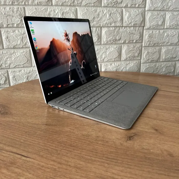 Ультрабук Б-клас Microsoft Surface Laptop / 13.5" (2256x1504) IPS / Intel Core i5-7200U (2 (4) ядра по 2.5 - 3.1 GHz) / 4 GB DDR4 / 256 GB SSD / Intel HD Graphics 620 / WebCam б/в - зображення 4