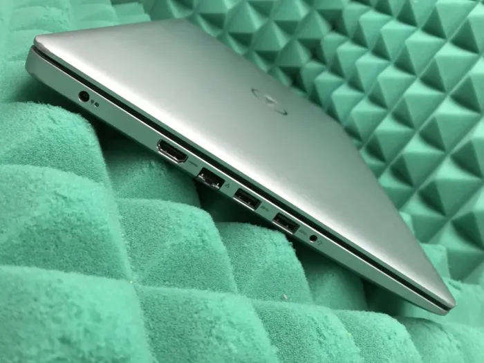 Ноутбук Dell Inspiron 5570 / 15.6" TN / Intel Core i5-8250U (4(8) ядра по 1.6-3.4 GHz) / 8GB DDR4 / 256GB SSD / UHD Graphics 620 / WebCam / USB 3.1 / HDMI / Win 10 б/в - зображення 6