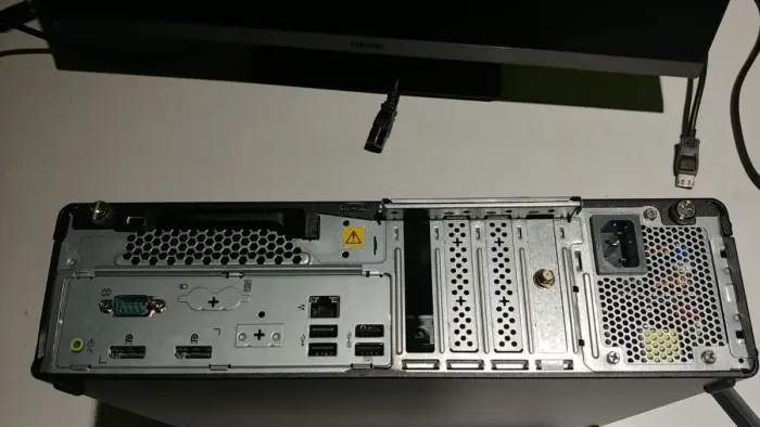 Комп'ютер класу B Lenovo ThinkStation P340 SFF / Intel Xeon W-1250 (6 (12) ядер по 3,3 - 4,7 ГГц) / 16 ГБ DDR4 / 256 ГБ SSD / Intel UHD Graphics P630 / COM-порт / DisplayPort б/в - зображення 3