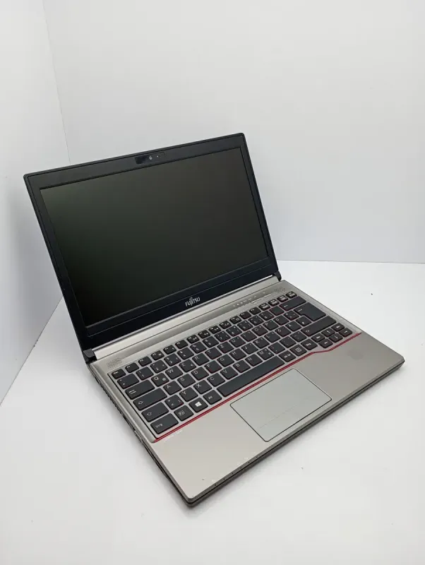 Ноутбук Fujitsu Lifebook E736 / 13.3" (1366x768) TN / Intel Core i5-6300U (2 (4) ядра по 2.4 - 3.0 GHz) / 4 GB DDR4 / 120 GB SSD / Intel HD Graphics 500 / WebCam б/в - зображення 3