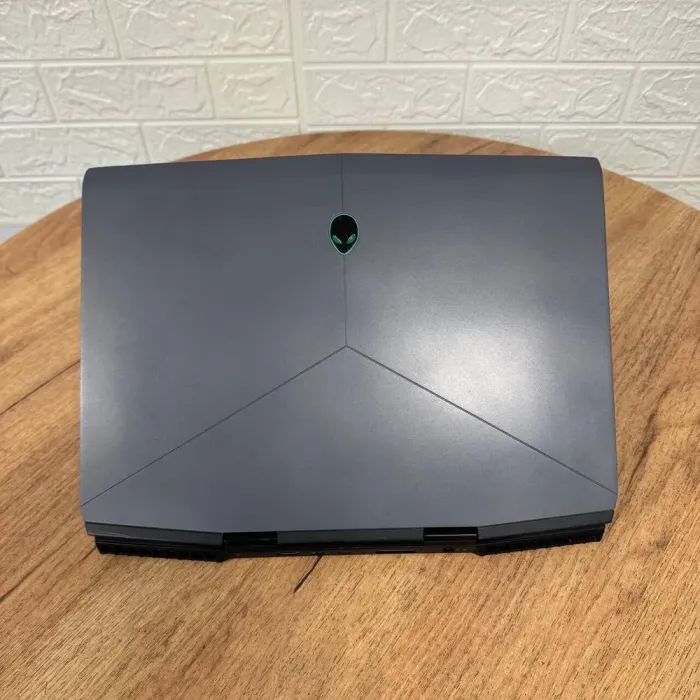 Ігровий ноутбук Б-клас Dell Alienware m15 / 15.6" (1920x1080) IPS / Intel Core i7-8750H (6 (12) ядер по 2.2 - 4.1 GHz) / 16 GB DDR4 / 512 GB SSD / GeForce RTX 2060, 6 GB GDDR6, 192-bit / WebCam б/в - зображення 3