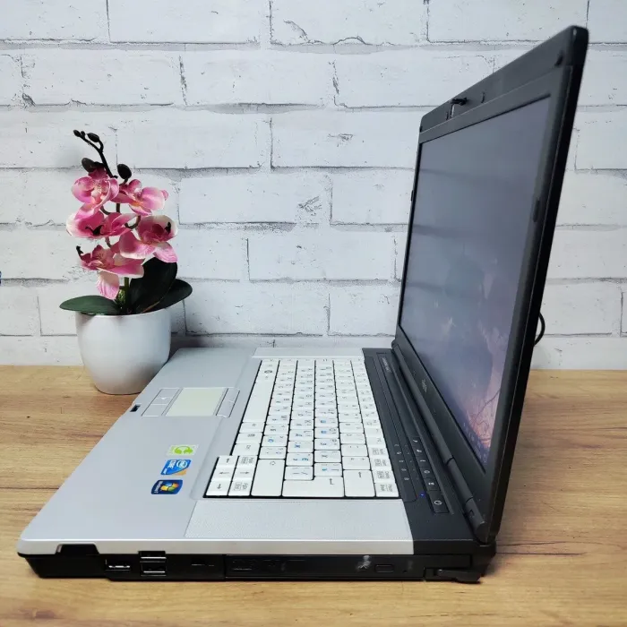 Ноутбук Fujitsu LifeBook E780 / 15.6" (1366x768) TN / Intel Core i5-560M (2 (4) ядра по 2.6 - 3.2 GHz) / 4 GB DDR3 / 128 GB SSD / Intel HD Graphics / WebCam / Без АКБ б/в - зображення 4