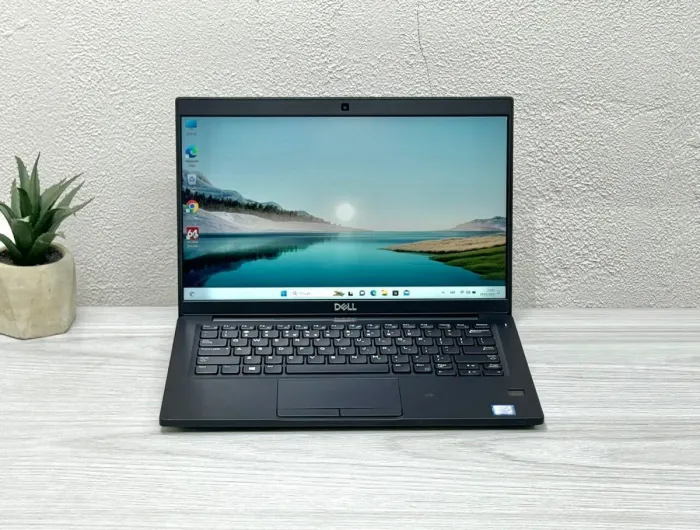 Ноутбук Dell Latitude 7390 / 13.3" (1920x1080) IPS Touch / Intel Core i7-8650U (4 (8) ядер по 1.9 - 4.2 GHz) / 16 GB DDR4 / 256 GB SSD M.2 / Intel UHD Graphics 620 / WebCam / Win 10 Pro б/в - зображення 2
