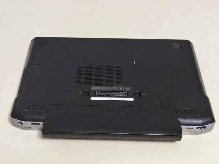 Ноутбук Dell Latitude E6330 / 13.3" (1366x768) TN / Intel Core i5-3320M (2 (4) ядра по 2.6 - 3.3 GHz) / 8 GB DDR3 / 128 GB SSD / Intel HD Graphics 4000 / DVD-ROM б/в - зображення 8