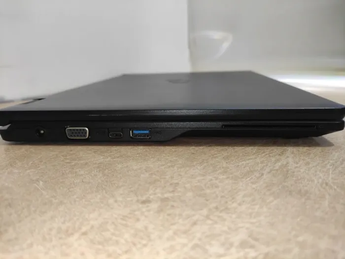 Ноутбук Fujitsu LifeBook E548 / 14" (1920x1080) TN / Intel Core i5-8250U (4 (8) ядра по 1.6 - 3.4 GHz) / 16 GB DDR4 / 256 GB SSD M.2 / Intel UHD Graphics 620 / WebCam / АКБ не тримає б/в - зображення 4