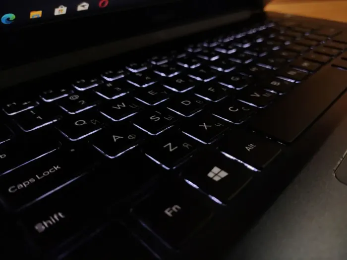 Ультрабук Б-клас Dell Vostro 5471 / 14" (1920x1080) IPS / Intel Core i5-8250U (4 (8) ядра по 1.6 - 3.4 GHz) / 8 GB DDR4 / 240 GB SSD / Intel UHD Graphics 620 / WebCam / Windows 10 б/в - зображення 6