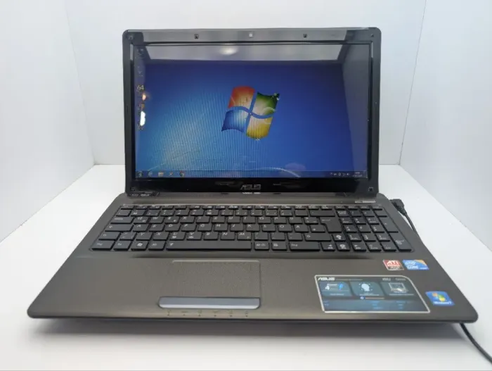 Ноутбук Asus X52J / 15.6" (1366x768) TN / Intel Core i3-350M (2 (4) ядра по 2.2 GHz) / 6 GB DDR3 / 320 GB HDD / AMD Radeon HD 5145, 1 GB GDDR3, 64-bit / WebCam / DVD-ROM б/в - зображення 2