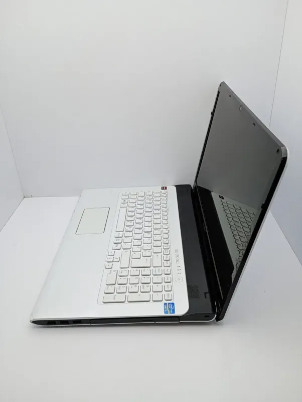 Ноутбук Sony SVE171 / 17.3" (1600x900) TN / Intel Core i5-3210M (2 (4) ядра по 2.5 - 3.1 GHz) / 6 GB DDR3 / 500 GB HDD / AMD Radeon HD 7600M, 1 GB DDR3, 128-bit / WebCam б/в - зображення 6