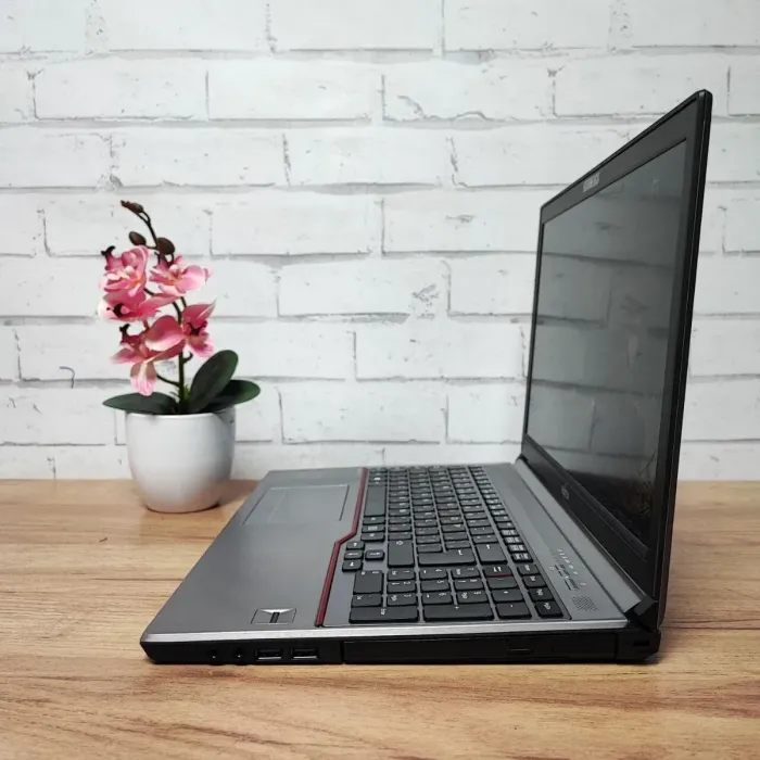 Ноутбук Fujitsu LifeBook E754 / 15.6" (1920x1080) TN / Intel Core i5-4200M (2 (4) ядра по 2.5 - 3.1 GHz) / 8 GB DDR3 / 128 GB SSD / Intel HD Graphics 4600 / Webcam б/в - зображення 4