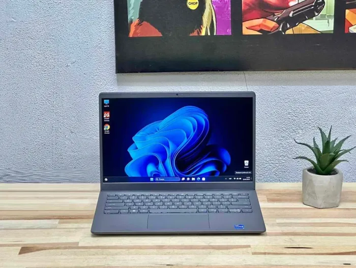 Ультрабук Dell Vostro 3420 / 14" (1920x1080) IPS / Intel Core i5-1235U (10 (12) ядер по 3.3 - 4.4 GHz) / 16 GB DDR4 / 512 GB SSD / Intel Iris Xe Graphics / WebCam / Win 11 Pro б/в - зображення 2