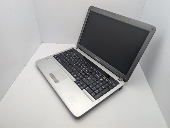 Ноутбук Samsung R528 / 15.6" (1366x768) TN / Intel Pentium T4500 (2 ядра по 2.3 GHz) / 6 GB DDR3 / 320 GB HDD / Intel Graphics / WebCam / DVD-ROM б/в - изображение 7