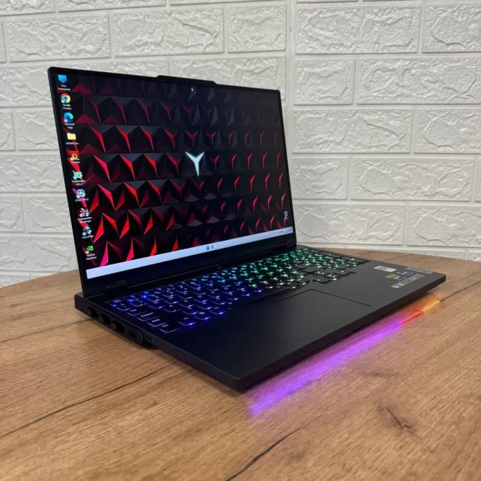 Ігровий ноутбук Lenovo Legion Pro 7 16IRX8H / 16" (2560x1600) IPS / Intel Core i9-13900HX (24 (32) ядра по 3.9 - 5.4 GHz) / 32 GB DDR5 / 2000 GB SSD NVMe / nVidia GeForce RTX 4080, 12 GB GDDR6, 192-bit / WebCam б/в - зображення 4