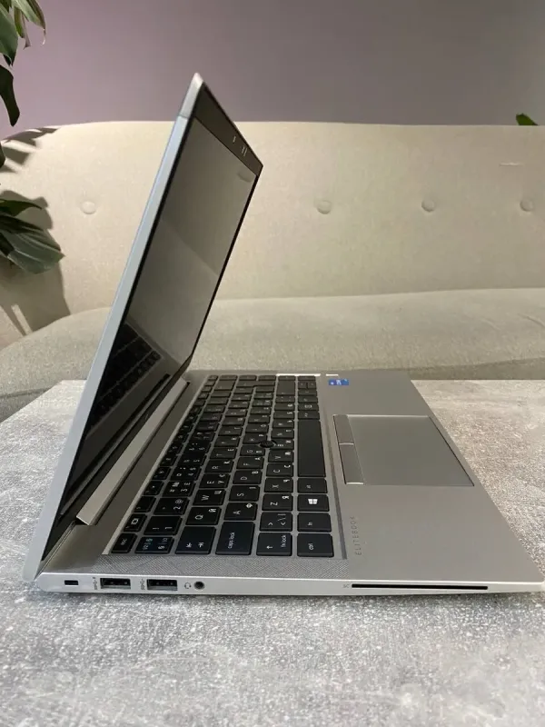 Ультрабук HP EliteBook 840 G8 / 14" (1920x1080) IPS / Intel Core i5-1135G7 (4 (8) ядра по 2.4 - 4.2 GHz) / 8 GB DDR4 / 256 GB SSD M.2 / Intel Iris Xe Graphics / WebCam / Win 10 б/в - зображення 4