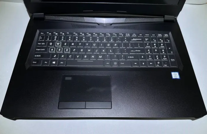 Ігровий ноутбук Clevo PA71ES / 17.3" (1920x1080) IPS / Intel Core i7-8750H (6 (12) ядер по 2.2 - 4.1 GHz) / 32 GB DDR4 / 256 GB SSD + 1000 GB HDD / nVidia GeForce GTX 1070, 8 GB GDDR5, 256-bit / WebCam б/в - зображення 3