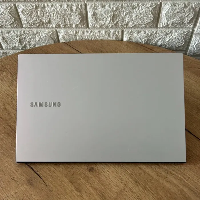 Ультрабук Б-клас Samsung Galaxy Book Ion White NP930XCJ-K03US / 13.3" (1920x1080) OLED / Intel Core i7-10510U (4 (8) ядра по 1.8 - 4.9 GHz) / 8 GB DDR4 / 256 GB SSD / Intel UHD Graphics / WebCam б/в - зображення 3