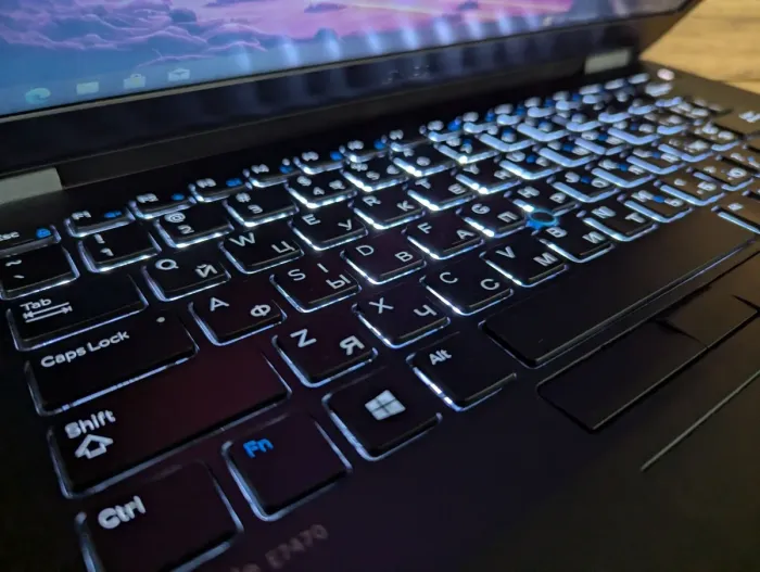 Ультрабук Б-клас Dell Latitude E7470 / 14" (1366x768) TN / Intel Core i5-6300U (2 (4) ядра по 2.4 - 3.0 GHz) / 8 GB DDR4 / 256 GB SSD / Intel HD Graphics 520 / WebCam / Windows 10 б/в - зображення 7