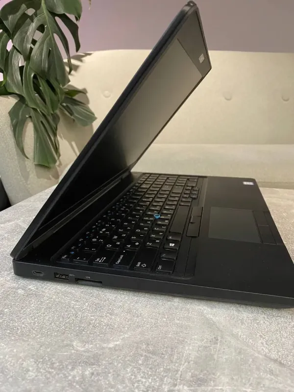 Ультрабук Б-клас Dell Latitude 5591 / 15.6" (1920x1080) TN / Intel Core i5-8300H (4 (8) ядра по 2.3 - 4.0 GHz) / 12 GB DDR4 / 256 GB SSD M.2 / Intel UHD Graphics 630 / WebCam / Win 10 б/в - зображення 4