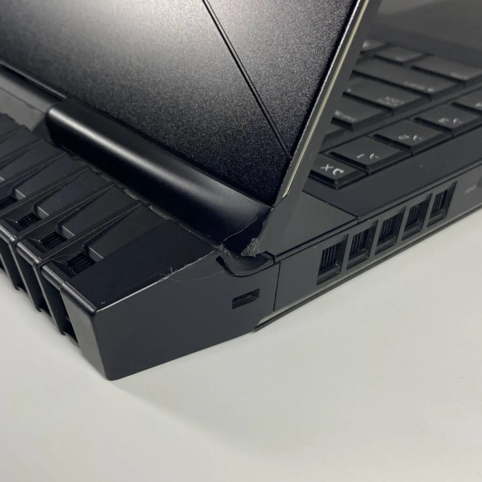 Ігровий ноутбук Б-класу Dell Alienware 17 R5 / 17,3" (1920x1080) IPS / Intel Core i7-8750H (6 (12) ядра по 2.2 - 4.1 GHz) / 16 GB DDR4 / 256 GB SSD + 1000 GB HDD / nVidia GeForce GTX 1080, 8 GB GDDR5X, 256-bit / WebCam / HDMI б/в - изображение 3