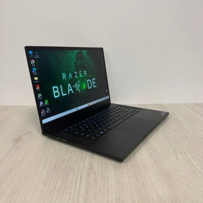 Ігровий ноутбук Razer Blade 15 RZ09-0409 / 15,6" (1920x1080) IPS / Intel Core i7-11800H (8 (16) ядер по 2,3 - 4,6 ГГц) / 32 ГБ DDR4 / 1000 ГБ SSD NVMe / nVidia GeForce RTX 3080, 8 ГБ GDDR6, 256-біт / Веб-камера б/в - изображение 4