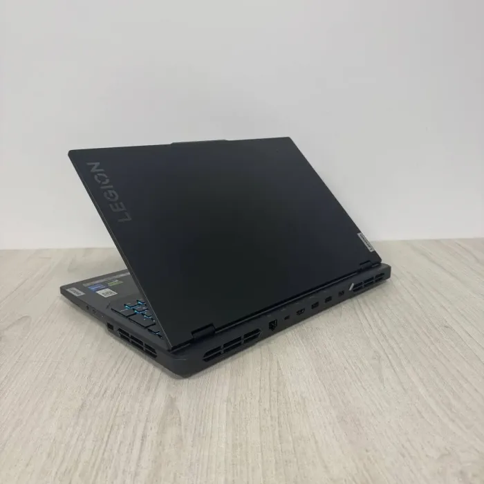 Ігровий ноутбук Lenovo Legion Pro 5 16IRX8 / 16" (2560x1600) IPS / Intel Core i7-13700HX (16 (24) ядра по 3,7 - 5,0 ГГц) / 32 ГБ DDR5 / 512 ГБ SSD / nVidia GeForce RTX 4070, 8 ГБ GDDR6, 128-біт / Веб-камера б/в - зображення 6